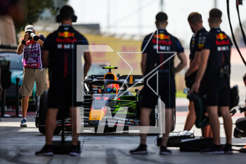 2023-02-24 - 11 PEREZ Sergio (mex), Red Bull Racing RB19, action pitstop during the Formula 1 Aramco pre-season testing 2023 of the 2023 FIA Formula One World Championship from February 23 to 25, 2023 on the Bahrain International Circuit, in Sakhir, Bahrain - F1 - PRE-SEASON TESTING 2023 - BAHRAIN - FORMULA 1 - MOTORS
