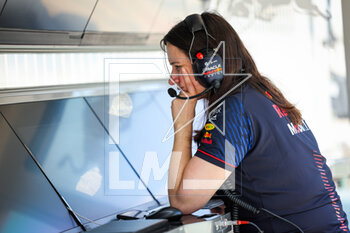 2023-02-24 - SCHMITZ Hannah, Principal Strategy Engineer of Red Bull Racing, portrait during the Formula 1 Aramco pre-season testing 2023 of the 2023 FIA Formula One World Championship from February 23 to 25, 2023 on the Bahrain International Circuit, in Sakhir, Bahrain - F1 - PRE-SEASON TESTING 2023 - BAHRAIN - FORMULA 1 - MOTORS