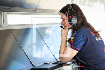 2023-02-24 - SCHMITZ Hannah, Principal Strategy Engineer of Red Bull Racing, portrait during the Formula 1 Aramco pre-season testing 2023 of the 2023 FIA Formula One World Championship from February 23 to 25, 2023 on the Bahrain International Circuit, in Sakhir, Bahrain - F1 - PRE-SEASON TESTING 2023 - BAHRAIN - FORMULA 1 - MOTORS