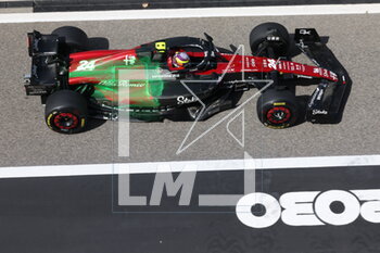 2023-02-24 - 24 ZHOU Guanyu (chi), Alfa Romeo F1 Team Stake C43, action during the Formula 1 Aramco pre-season testing 2023 of the 2023 FIA Formula One World Championship from February 23 to 25, 2023 on the Bahrain International Circuit, in Sakhir, Bahrain - F1 - PRE-SEASON TESTING 2023 - BAHRAIN - FORMULA 1 - MOTORS