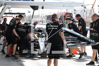 2023-02-24 - 44 HAMILTON Lewis (gbr), Mercedes AMG F1 Team W14, action pitstop during the Formula 1 Aramco pre-season testing 2023 of the 2023 FIA Formula One World Championship from February 23 to 25, 2023 on the Bahrain International Circuit, in Sakhir, Bahrain - F1 - PRE-SEASON TESTING 2023 - BAHRAIN - FORMULA 1 - MOTORS