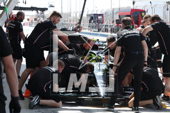 2023-02-24 - 44 HAMILTON Lewis (gbr), Mercedes AMG F1 Team W14, action pitstop during the Formula 1 Aramco pre-season testing 2023 of the 2023 FIA Formula One World Championship from February 23 to 25, 2023 on the Bahrain International Circuit, in Sakhir, Bahrain - F1 - PRE-SEASON TESTING 2023 - BAHRAIN - FORMULA 1 - MOTORS