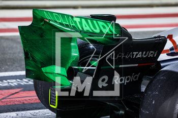 2023-02-24 - Scuderia AlphaTauri AT04, mechanical detail of flow-viz paint on the rear wing during the Formula 1 Aramco pre-season testing 2023 of the 2023 FIA Formula One World Championship from February 23 to 25, 2023 on the Bahrain International Circuit, in Sakhir, Bahrain - F1 - PRE-SEASON TESTING 2023 - BAHRAIN - FORMULA 1 - MOTORS