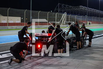 2023-02-24 - 24 ZHOU Guanyu (chi), Alfa Romeo F1 Team Stake C43, mechanics during the Formula 1 Aramco pre-season testing 2023 of the 2023 FIA Formula One World Championship from February 23 to 25, 2023 on the Bahrain International Circuit, in Sakhir, Bahrain - F1 - PRE-SEASON TESTING 2023 - BAHRAIN - FORMULA 1 - MOTORS