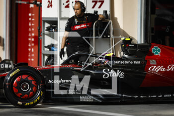 2023-02-24 - 24 ZHOU Guanyu (chi), Alfa Romeo F1 Team Stake C43, action during the Formula 1 Aramco pre-season testing 2023 of the 2023 FIA Formula One World Championship from February 23 to 25, 2023 on the Bahrain International Circuit, in Sakhir, Bahrain - F1 - PRE-SEASON TESTING 2023 - BAHRAIN - FORMULA 1 - MOTORS
