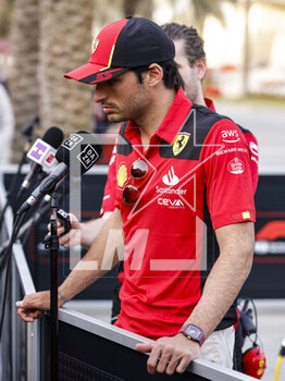 2023-02-24 - SAINZ Carlos (spa), Scuderia Ferrari SF-23, portrait during the Formula 1 Aramco pre-season testing 2023 of the 2023 FIA Formula One World Championship from February 23 to 25, 2023 on the Bahrain International Circuit, in Sakhir, Bahrain - F1 - PRE-SEASON TESTING 2023 - BAHRAIN - FORMULA 1 - MOTORS
