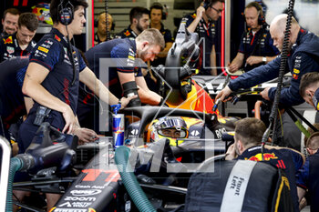 2023-02-24 - 11 PEREZ Sergio (mex), Red Bull Racing RB19, action garage, box, during the Formula 1 Armco pre-season testing 2023 of the 2023 FIA Formula One World Championship from February 23 to 25, 2023 on the Bahrain International Circuit, in Sakhir, Bahrain - F1 - PRE-SEASON TESTING 2023 - BAHRAIN - FORMULA 1 - MOTORS