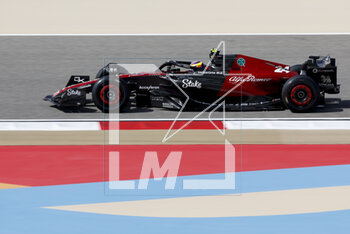 2023-02-24 - 24 ZHOU Guanyu (chi), Alfa Romeo F1 Team Stake C43, action during the Formula 1 Armco pre-season testing 2023 of the 2023 FIA Formula One World Championship from February 23 to 25, 2023 on the Bahrain International Circuit, in Sakhir, Bahrain - F1 - PRE-SEASON TESTING 2023 - BAHRAIN - FORMULA 1 - MOTORS