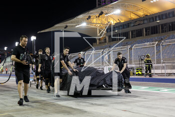 2023-02-24 - 63 RUSSELL George (gbr), Mercedes AMG F1 Team W14, pushed by the mechanics after having a mechanical failure on track during the Formula 1 Armco pre-season testing 2023 of the 2023 FIA Formula One World Championship from February 23 to 25, 2023 on the Bahrain International Circuit, in Sakhir, Bahrain - F1 - PRE-SEASON TESTING 2023 - BAHRAIN - FORMULA 1 - MOTORS
