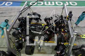 2023-02-25 - 44 HAMILTON Lewis (gbr), Mercedes AMG F1 Team W14, action pitlane, pitstop, mechanic, mecanicien during the Formula 1 Aramco pre-season testing 2023 of the 2023 FIA Formula One World Championship from February 23 to 25, 2023 on the Bahrain International Circuit, in Sakhir, Bahrain - F1 - PRE-SEASON TESTING 2023 - BAHRAIN - FORMULA 1 - MOTORS
