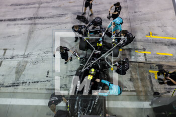 2023-02-25 - 44 HAMILTON Lewis (gbr), Mercedes AMG F1 Team W14, action pitlane, pitstop, mechanic, mecanicien during the Formula 1 Aramco pre-season testing 2023 of the 2023 FIA Formula One World Championship from February 23 to 25, 2023 on the Bahrain International Circuit, in Sakhir, Bahrain - F1 - PRE-SEASON TESTING 2023 - BAHRAIN - FORMULA 1 - MOTORS