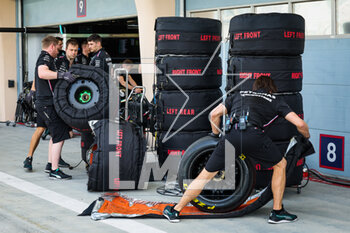 2023-02-25 - Mercedes AMG F1 Team mechanics putting the wheels in warming blankets during the Formula 1 Aramco pre-season testing 2023 of the 2023 FIA Formula One World Championship from February 23 to 25, 2023 on the Bahrain International Circuit, in Sakhir, Bahrain - F1 - PRE-SEASON TESTING 2023 - BAHRAIN - FORMULA 1 - MOTORS
