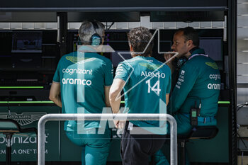 2023-02-25 - ALONSO Fernando (spa), Aston Martin F1 Team AMR23, portrait KRACK Mike (her), Team Principal and CEO of Aston Martin F1 Team, portrait during the Formula 1 Aramco pre-season testing 2023 of the 2023 FIA Formula One World Championship from February 23 to 25, 2023 on the Bahrain International Circuit, in Sakhir, Bahrain - F1 - PRE-SEASON TESTING 2023 - BAHRAIN - FORMULA 1 - MOTORS