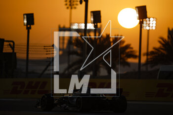 2023-02-25 - 44 HAMILTON Lewis (gbr), Mercedes AMG F1 Team W14, action sunset during the Formula 1 Aramco pre-season testing 2023 of the 2023 FIA Formula One World Championship from February 23 to 25, 2023 on the Bahrain International Circuit, in Sakhir, Bahrain - F1 - PRE-SEASON TESTING 2023 - BAHRAIN - FORMULA 1 - MOTORS