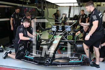 2023-02-25 - 63 RUSSELL George (gbr), Mercedes AMG F1 Team W14, box mechanic, mecanicien during the Formula 1 Aramco pre-season testing 2023 of the 2023 FIA Formula One World Championship from February 23 to 25, 2023 on the Bahrain International Circuit, in Sakhir, Bahrain - F1 - PRE-SEASON TESTING 2023 - BAHRAIN - FORMULA 1 - MOTORS