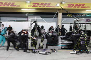 2023-02-25 - 44 HAMILTON Lewis (gbr), Mercedes AMG F1 Team W14, action pitstop, pitlane, mechanic, mecanicien during the Formula 1 Aramco pre-season testing 2023 of the 2023 FIA Formula One World Championship from February 23 to 25, 2023 on the Bahrain International Circuit, in Sakhir, Bahrain - F1 - PRE-SEASON TESTING 2023 - BAHRAIN - FORMULA 1 - MOTORS