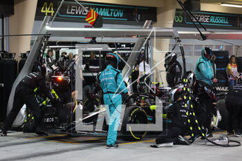 2023-02-25 - 44 HAMILTON Lewis (gbr), Mercedes AMG F1 Team W14, action pitstop, pitlane, mechanic, mecanicien during the Formula 1 Aramco pre-season testing 2023 of the 2023 FIA Formula One World Championship from February 23 to 25, 2023 on the Bahrain International Circuit, in Sakhir, Bahrain - F1 - PRE-SEASON TESTING 2023 - BAHRAIN - FORMULA 1 - MOTORS