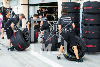 2023-02-25 - Mercedes AMG F1 Team mechanics putting the wheels in warming blankets during the Formula 1 Aramco pre-season testing 2023 of the 2023 FIA Formula One World Championship from February 23 to 25, 2023 on the Bahrain International Circuit, in Sakhir, Bahrain - F1 - PRE-SEASON TESTING 2023 - BAHRAIN - FORMULA 1 - MOTORS