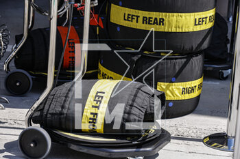 2023-03-02 - tyres, pneus, tyre, pneu, blankets during the Formula 1 Gulf Air Bahrain Grand Prix 2023, 1st round of the 2023 FIA Formula One World Championship from March 2
3 to 5, 2023 on the Bahrain International Circuit, in Sakhir, Bahrain - F1 - BAHRAIN GRAND PRIX 2023 - FORMULA 1 - MOTORS