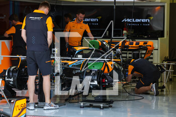 2023-03-02 - McLaren F1 Team MCL60, mechanics working on the car in the garage, box, during the Formula 1 Gulf Air Bahrain Grand Prix 2023, 1st round of the 2023 FIA Formula One World Championship from March 2
3 to 5, 2023 on the Bahrain International Circuit, in Sakhir, Bahrain - F1 - BAHRAIN GRAND PRIX 2023 - FORMULA 1 - MOTORS