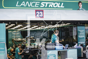 2023-03-02 - 18 STROLL Lance (can), Aston Martin F1 Team AMR23, box mechanic, mecanicien, mechanics bodywork, carrosserie, during the Formula 1 Gulf Air Bahrain Grand Prix 2023, 1st round of the 2023 FIA Formula One World Championship from March 2
3 to 5, 2023 on the Bahrain International Circuit, in Sakhir, Bahrain - F1 - BAHRAIN GRAND PRIX 2023 - FORMULA 1 - MOTORS