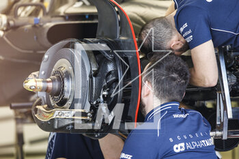 2023-03-02 - Scuderia AlphaTauri AT04, mechanical detail brakes, freins, mechanic, mecanicien, mechanics during the Formula 1 Gulf Air Bahrain Grand Prix 2023, 1st round of the 2023 FIA Formula One World Championship from March 2
3 to 5, 2023 on the Bahrain International Circuit, in Sakhir, Bahrain - F1 - BAHRAIN GRAND PRIX 2023 - FORMULA 1 - MOTORS