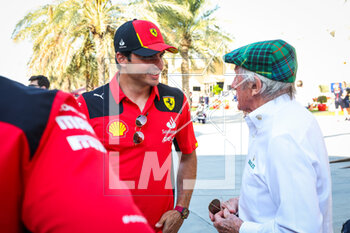 2023-03-02 - SAINZ Carlos (spa), Scuderia Ferrari SF-23, STEWART Jackie, former F1 driver, in the paddock during the Formula 1 Gulf Air Bahrain Grand Prix 2023, 1st round of the 2023 FIA Formula One World Championship from March 2
3 to 5, 2023 on the Bahrain International Circuit, in Sakhir, Bahrain - F1 - BAHRAIN GRAND PRIX 2023 - FORMULA 1 - MOTORS
