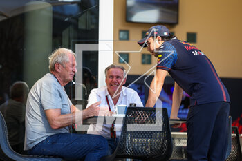 2023-03-02 - MARKO Helmut (aut), Drivers’ Manager of Red Bull Racing, with VERMEULEN Raymond, Manager of Verstappen Max, and PEREZ Sergio (mex), Red Bull Racing RB19, during the Formula 1 Gulf Air Bahrain Grand Prix 2023, 1st round of the 2023 FIA Formula One World Championship from March 2
3 to 5, 2023 on the Bahrain International Circuit, in Sakhir, Bahrain - F1 - BAHRAIN GRAND PRIX 2023 - FORMULA 1 - MOTORS