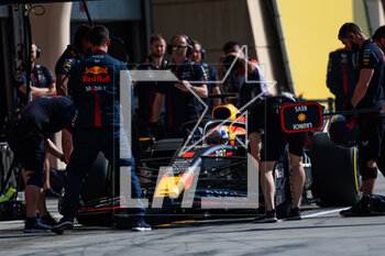 2023-03-03 - 01 VERSTAPPEN Max (nld), Red Bull Racing RB19, action pitstop during the Formula 1 Gulf Air Bahrain Grand Prix 2023, 1st round of the 2023 FIA Formula One World Championship from March 2 to 5, 2023 on the Bahrain International Circuit, in Sakhir, Bahrain - F1 - BAHRAIN GRAND PRIX 2023 - FORMULA 1 - MOTORS