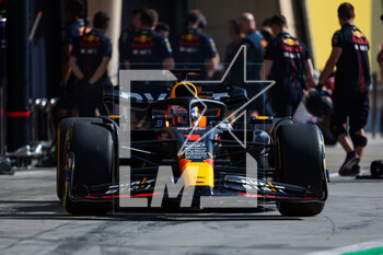 2023-03-03 - 01 VERSTAPPEN Max (nld), Red Bull Racing RB19, action pitstop during the Formula 1 Gulf Air Bahrain Grand Prix 2023, 1st round of the 2023 FIA Formula One World Championship from March 2 to 5, 2023 on the Bahrain International Circuit, in Sakhir, Bahrain - F1 - BAHRAIN GRAND PRIX 2023 - FORMULA 1 - MOTORS