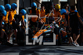 2023-03-03 - 81 PIASTRI Oscar (aus), McLaren F1 Team MCL60, action pitstop during the Formula 1 Gulf Air Bahrain Grand Prix 2023, 1st round of the 2023 FIA Formula One World Championship from March 2 to 5, 2023 on the Bahrain International Circuit, in Sakhir, Bahrain - F1 - BAHRAIN GRAND PRIX 2023 - FORMULA 1 - MOTORS