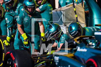 2023-03-03 - 18 STROLL Lance (can), Aston Martin F1 Team AMR23, action pitstop during the Formula 1 Gulf Air Bahrain Grand Prix 2023, 1st round of the 2023 FIA Formula One World Championship from March 2 to 5, 2023 on the Bahrain International Circuit, in Sakhir, Bahrain - F1 - BAHRAIN GRAND PRIX 2023 - FORMULA 1 - MOTORS