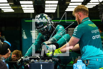 2023-03-03 - STROLL Lance (can), Aston Martin F1 Team AMR23, portrait, garage, box, getting help to get out of his car after his injury due to a bike crash, during the Formula 1 Gulf Air Bahrain Grand Prix 2023, 1st round of the 2023 FIA Formula One World Championship from March 2 to 5, 2023 on the Bahrain International Circuit, in Sakhir, Bahrain - F1 - BAHRAIN GRAND PRIX 2023 - FORMULA 1 - MOTORS