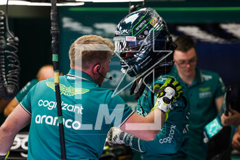 2023-03-03 - STROLL Lance (can), Aston Martin F1 Team AMR23, portrait, garage, box, getting help to get out of his car after his injury due to a bike crash, during the Formula 1 Gulf Air Bahrain Grand Prix 2023, 1st round of the 2023 FIA Formula One World Championship from March 2 to 5, 2023 on the Bahrain International Circuit, in Sakhir, Bahrain - F1 - BAHRAIN GRAND PRIX 2023 - FORMULA 1 - MOTORS