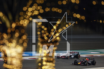 2023-03-03 - 01 VERSTAPPEN Max (nld), Red Bull Racing RB19, action 20 MAGNUSSEN Kevin (den), Haas F1 Team VF-23 Ferrari, action during the Formula 1 Gulf Air Bahrain Grand Prix 2023, 1st round of the 2023 FIA Formula One World Championship from March 2 to 5, 2023 on the Bahrain International Circuit, in Sakhir, Bahrain - F1 - BAHRAIN GRAND PRIX 2023 - FORMULA 1 - MOTORS