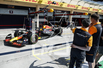2023-03-03 - STELLA Andrea (ita), Team Principal of McLaren F1 Team, portrait Red Bull Racing RB19, mechanical detail during the Formula 1 Gulf Air Bahrain Grand Prix 2023, 1st round of the 2023 FIA Formula One World Championship from March 2 to 5, 2023 on the Bahrain International Circuit, in Sakhir, Bahrain - F1 - BAHRAIN GRAND PRIX 2023 - FORMULA 1 - MOTORS