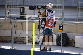 2023-03-03 - The famous photographer Florent Gooden in action during the Formula 1 Gulf Air Bahrain Grand Prix 2023, 1st round of the 2023 FIA Formula One World Championship from March 2 to 5, 2023 on the Bahrain International Circuit, in Sakhir, Bahrain - F1 - BAHRAIN GRAND PRIX 2023 - FORMULA 1 - MOTORS