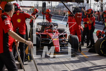2023-03-03 - 16 LECLERC Charles (mco), Scuderia Ferrari SF-23, pitlane, mechanic, mecanicien, mechanics during the Formula 1 Gulf Air Bahrain Grand Prix 2023, 1st round of the 2023 FIA Formula One World Championship from March 2 to 5, 2023 on the Bahrain International Circuit, in Sakhir, Bahrain - F1 - BAHRAIN GRAND PRIX 2023 - FORMULA 1 - MOTORS