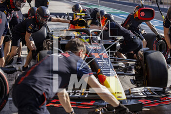 2023-03-03 - 11 PEREZ Sergio (mex), Red Bull Racing RB19, pitlane, mechanic, mecanicien, mechanics during the Formula 1 Gulf Air Bahrain Grand Prix 2023, 1st round of the 2023 FIA Formula One World Championship from March 2 to 5, 2023 on the Bahrain International Circuit, in Sakhir, Bahrain - F1 - BAHRAIN GRAND PRIX 2023 - FORMULA 1 - MOTORS