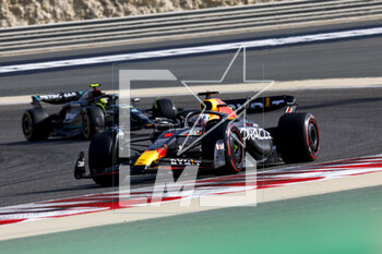 2023-03-03 - 01 VERSTAPPEN Max (nld), Red Bull Racing RB19, 44 HAMILTON Lewis (gbr), Mercedes AMG F1 Team W14, action during the Formula 1 Gulf Air Bahrain Grand Prix 2023, 1st round of the 2023 FIA Formula One World Championship from March 2 to 5, 2023 on the Bahrain International Circuit, in Sakhir, Bahrain - F1 - BAHRAIN GRAND PRIX 2023 - FORMULA 1 - MOTORS