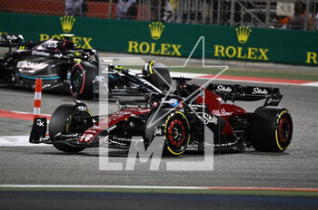 2023-03-03 - 77 BOTTAS Valtteri (fin), Alfa Romeo F1 Team Stake C43, 44 HAMILTON Lewis (gbr), Mercedes AMG F1 Team W14, action during the Formula 1 Gulf Air Bahrain Grand Prix 2023, 1st round of the 2023 FIA Formula One World Championship from March 2 to 5, 2023 on the Bahrain International Circuit, in Sakhir, Bahrain - F1 - BAHRAIN GRAND PRIX 2023 - FORMULA 1 - MOTORS