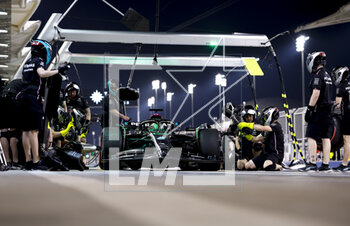 2023-03-03 - 63 RUSSELL George (gbr), Mercedes AMG F1 Team W14, action pitstop during the Formula 1 Gulf Air Bahrain Grand Prix 2023, 1st round of the 2023 FIA Formula One World Championship from March 2 to 5, 2023 on the Bahrain International Circuit, in Sakhir, Bahrain - F1 - BAHRAIN GRAND PRIX 2023 - FORMULA 1 - MOTORS