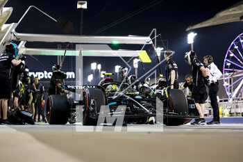 2023-03-03 - 44 HAMILTON Lewis (gbr), Mercedes AMG F1 Team W14, action pitstop during the Formula 1 Gulf Air Bahrain Grand Prix 2023, 1st round of the 2023 FIA Formula One World Championship from March 2 to 5, 2023 on the Bahrain International Circuit, in Sakhir, Bahrain - F1 - BAHRAIN GRAND PRIX 2023 - FORMULA 1 - MOTORS