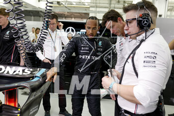 2023-03-03 - HAMILTON Lewis (gbr), Mercedes AMG F1 Team W14, WOLFF Toto (aut), Team Principal & CEO of Mercedes AMG F1 Team, portrait during the Formula 1 Gulf Air Bahrain Grand Prix 2023, 1st round of the 2023 FIA Formula One World Championship from March 2 to 5, 2023 on the Bahrain International Circuit, in Sakhir, Bahrain - F1 - BAHRAIN GRAND PRIX 2023 - FORMULA 1 - MOTORS