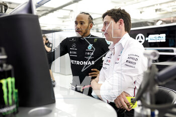 2023-03-03 - HAMILTON Lewis (gbr), Mercedes AMG F1 Team W14, portrait WOLFF Toto (aut), Team Principal & CEO of Mercedes AMG F1 Team, portrait during the Formula 1 Gulf Air Bahrain Grand Prix 2023, 1st round of the 2023 FIA Formula One World Championship from March 2 to 5, 2023 on the Bahrain International Circuit, in Sakhir, Bahrain - F1 - BAHRAIN GRAND PRIX 2023 - FORMULA 1 - MOTORS