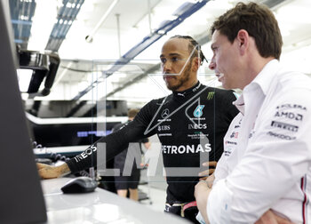 2023-03-03 - HAMILTON Lewis (gbr), Mercedes AMG F1 Team W14, portrait WOLFF Toto (aut), Team Principal & CEO of Mercedes AMG F1 Team, portrait during the Formula 1 Gulf Air Bahrain Grand Prix 2023, 1st round of the 2023 FIA Formula One World Championship from March 2 to 5, 2023 on the Bahrain International Circuit, in Sakhir, Bahrain - F1 - BAHRAIN GRAND PRIX 2023 - FORMULA 1 - MOTORS