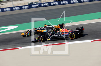 2023-03-03 - 81 PIASTRI Oscar (aus), McLaren F1 Team MCL60, action 11 PEREZ Sergio (mex), Red Bull Racing RB19, action during the Formula 1 Gulf Air Bahrain Grand Prix 2023, 1st round of the 2023 FIA Formula One World Championship from March 2 to 5, 2023 on the Bahrain International Circuit, in Sakhir, Bahrain - F1 - BAHRAIN GRAND PRIX 2023 - FORMULA 1 - MOTORS