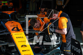 2023-03-04 - McLaren F1 Team MCL60, mechanics working on the brakes and suspension of the car during the Formula 1 Gulf Air Bahrain Grand Prix 2023, 1st round of the 2023 FIA Formula One World Championship from March 2 to 5, 2023 on the Bahrain International Circuit, in Sakhir, Bahrain - F1 - BAHRAIN GRAND PRIX 2023 - FORMULA 1 - MOTORS