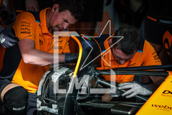 2023-03-04 - McLaren F1 Team MCL60, mechanics working on the brakes and suspension of the car during the Formula 1 Gulf Air Bahrain Grand Prix 2023, 1st round of the 2023 FIA Formula One World Championship from March 2 to 5, 2023 on the Bahrain International Circuit, in Sakhir, Bahrain - F1 - BAHRAIN GRAND PRIX 2023 - FORMULA 1 - MOTORS