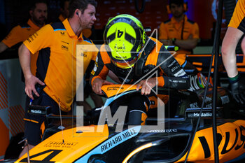 2023-03-04 - NORRIS Lando (gbr), McLaren F1 Team MCL60, portrait cockpit during the Formula 1 Gulf Air Bahrain Grand Prix 2023, 1st round of the 2023 FIA Formula One World Championship from March 2 to 5, 2023 on the Bahrain International Circuit, in Sakhir, Bahrain - F1 - BAHRAIN GRAND PRIX 2023 - FORMULA 1 - MOTORS